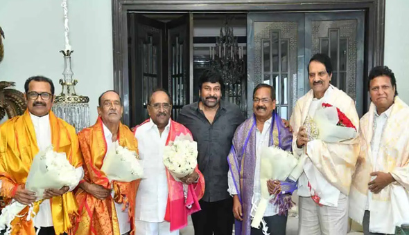 చిరంజీవి నివాసంలో ఇంద్ర టీమ్