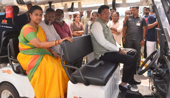 డ్రైవర్‌ లెస్‌ కారు అద్భుతం : మంత్రి శ్రీధర్‌