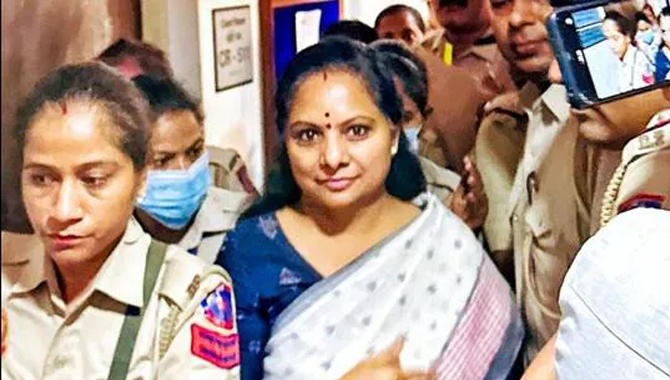 బీఆర్ఎస్ ఎమ్మెల్సీ కవితకు కోర్టు ఊరట..