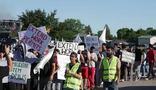 విదేశీ విద్యార్థులపై బహిష్కరణ.. త్వరలో 70 వేల మందికి పైగా విదేశీ విద్యార్థులపై బహిష్కరణ.. త్వరలో 70 వేల మందికి పైగా