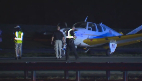 అమెరికాలో ఘటన… అత్యవసరంగా రహదారిపై అమెరికాలో ఘటన… అత్యవసరంగా రహదారిపై