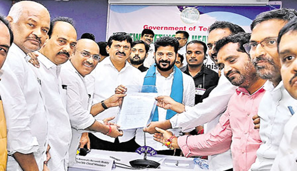 రూ.130 కోట్ల విరాళం ప్రకటించిన తెలంగాణ ఉద్యోగుల ఐకాస