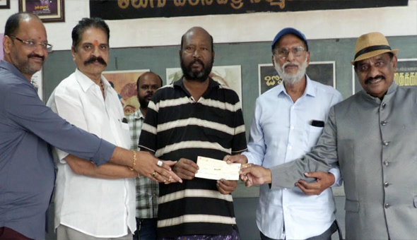 ఫిష్ వెంకట్ కి ఆర్థిక సహాయార్థం లక్ష రూపాయలు అందించిన నిర్మాత చదలవాడ శ్రీనివాసరావు 