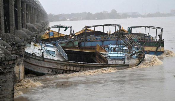 ప్రకాశం బ్యారేజీ గేట్లను ఢీ కొట్టిన బోట్ల వెనుక కుట్ర కోణం దాగి ఉందా?