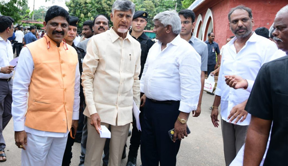 వరదబాధితులకు జయరామ్ కోమటి సహాయం వరదబాధితులకు జయరామ్ కోమటి సహాయం