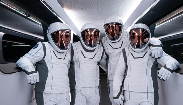 అంతరిక్షంలోకి తొలిసారి.. నలుగురితో బయలుదేరిన అంతరిక్షంలోకి తొలిసారి.. నలుగురితో బయలుదేరిన