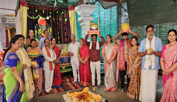 ఫిలింనగర్ దైవ సన్నిధానంలో గణేషుడి లడ్డును వేలంలో దక్కించుకున్న సురేష్ కొండేటి