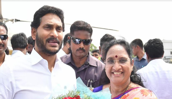 Vasireddy Padma : జగన్‌పై వాసిరెడ్డి పద్మ పదునైన విమర్శలు.. కారణమేంటి..?