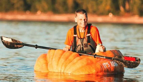 అమెరికాలో గుమ్మడికాయ పడవతో.. గిన్నిస్ రికార్డు అమెరికాలో గుమ్మడికాయ పడవతో.. గిన్నిస్ రికార్డు