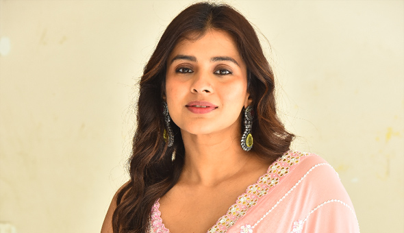 “Dhoom Dhaam” is a Feel-Good Family Entertainer: Hebah Patel
