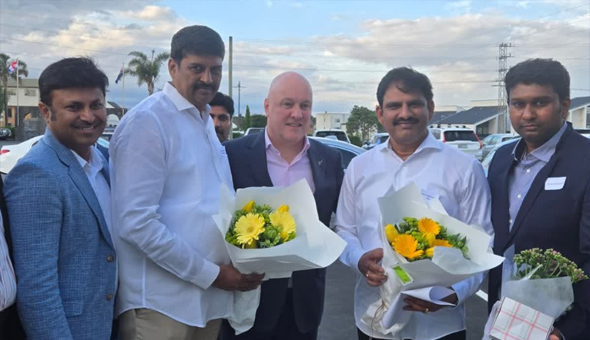 న్యూజిలాండ్ ప్రధానితో టీడీపీ ఎమ్మెల్యేల భేటీ న్యూజిలాండ్ ప్రధానితో టీడీపీ ఎమ్మెల్యేల భేటీ