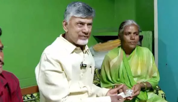 స్వయంగా లబ్దిదారుల ఇంటికెళ్లి పెన్షన్ అందజేసిన సీఎం చంద్రబాబు